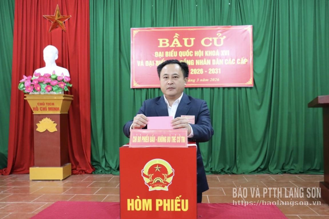 Đồng chí Lương Trọng Quỳnh, Uỷ viên Ban Thường vụ Tỉnh uỷ, Trưởng Ban Nội chính Tỉnh ủy bỏ lá phiếu đầu tiên tại khu vực bỏ phiếu số 11, nhà văn hóa thôn Hồng Vi, xã Vũ Lễ