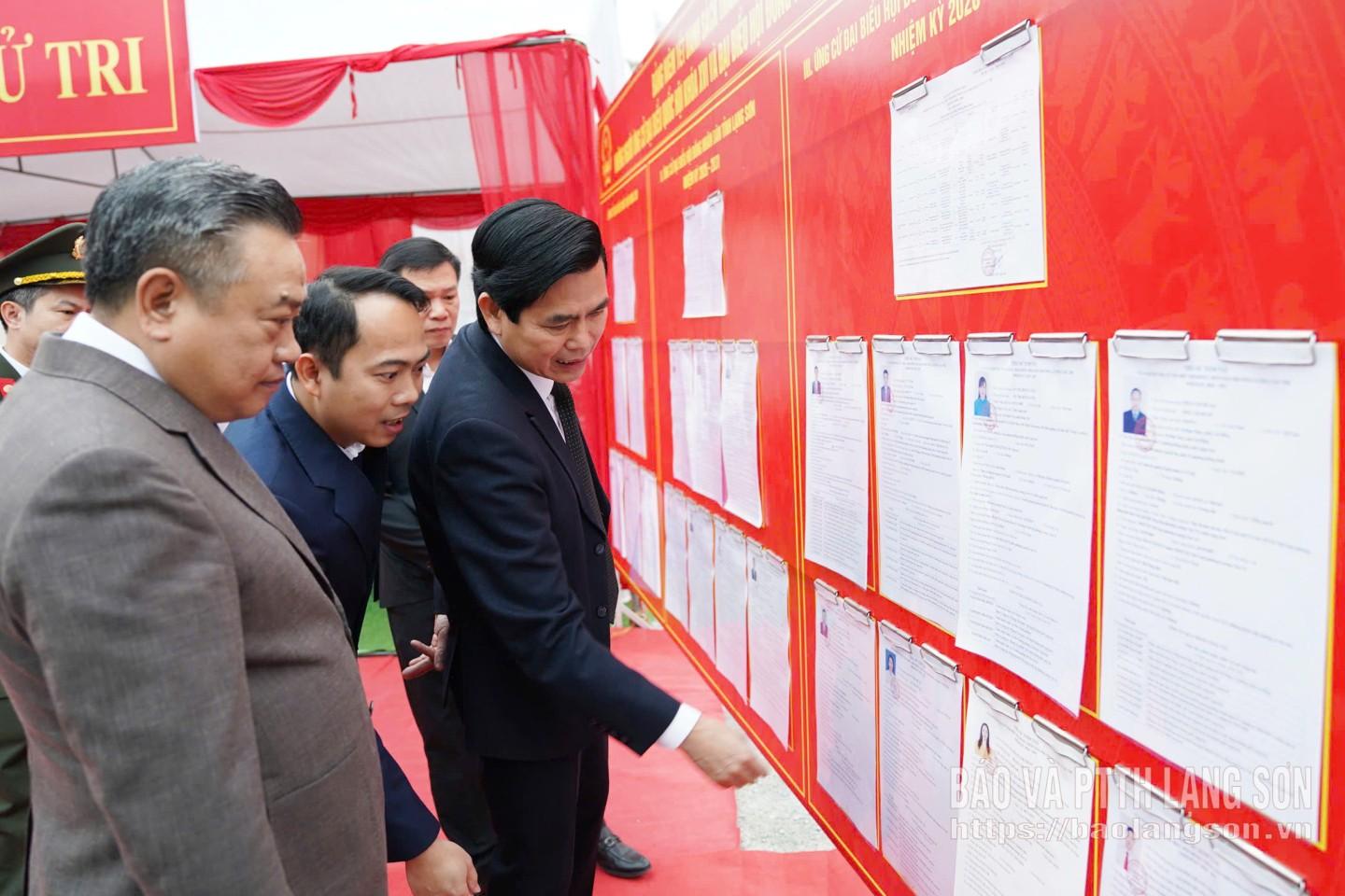 Đồng chí Trần Sỹ Thanh, Ủy viên Bộ Chính trị, Bí thư Trung ương Đảng, Chủ nhiệm Ủy ban Kiểm tra Trung ương và đồng chí Hoàng Quốc Khánh, Ủy viên Trung ương Đảng, Bí thư Tỉnh ủy, Trưởng Ban chỉ đạo Bầu cử tỉnh xem danh sách đại biểu ứng cử tại khu vực bỏ phiếu số 6