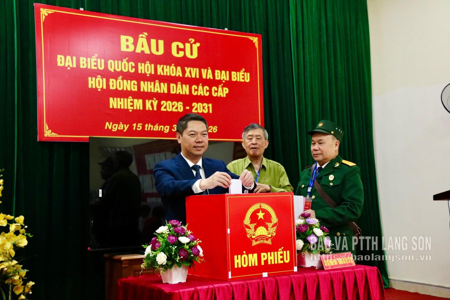 Đồng chí Đoàn Thanh Sơn, Tỉnh ủy viên, Phó Chủ tịch UBND tỉnh bỏ phiếu tại điểm bầu cử