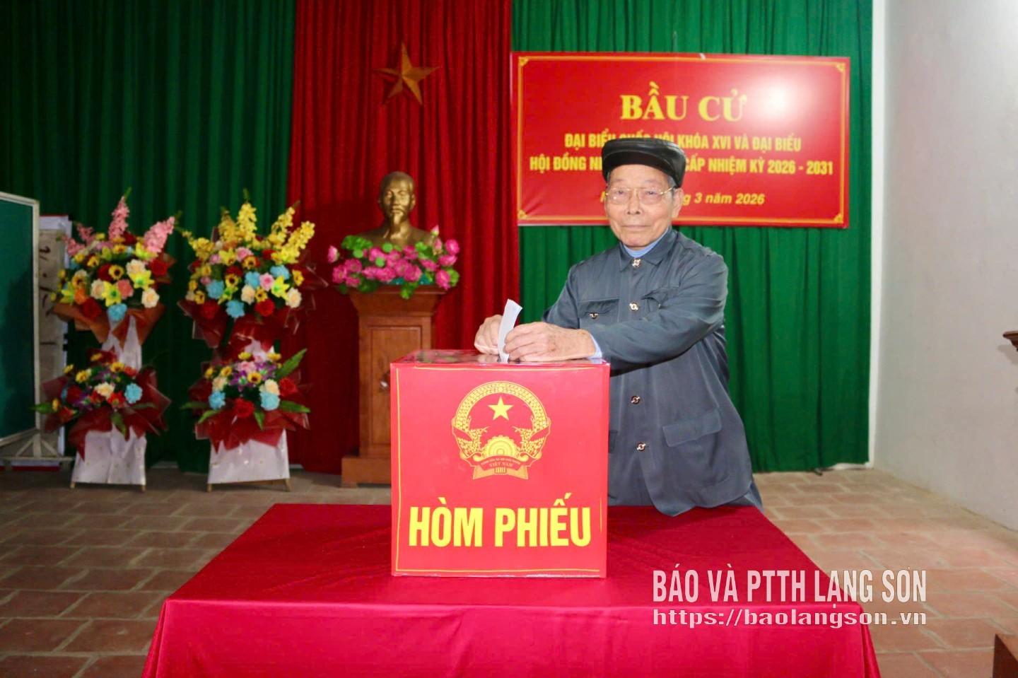 Cử tri cao tuổi nhất (90 tuổi) bỏ phiếu tại khu vực bỏ phiếu số 18, thôn Cã Ngoài, xã Tuấn Sơn