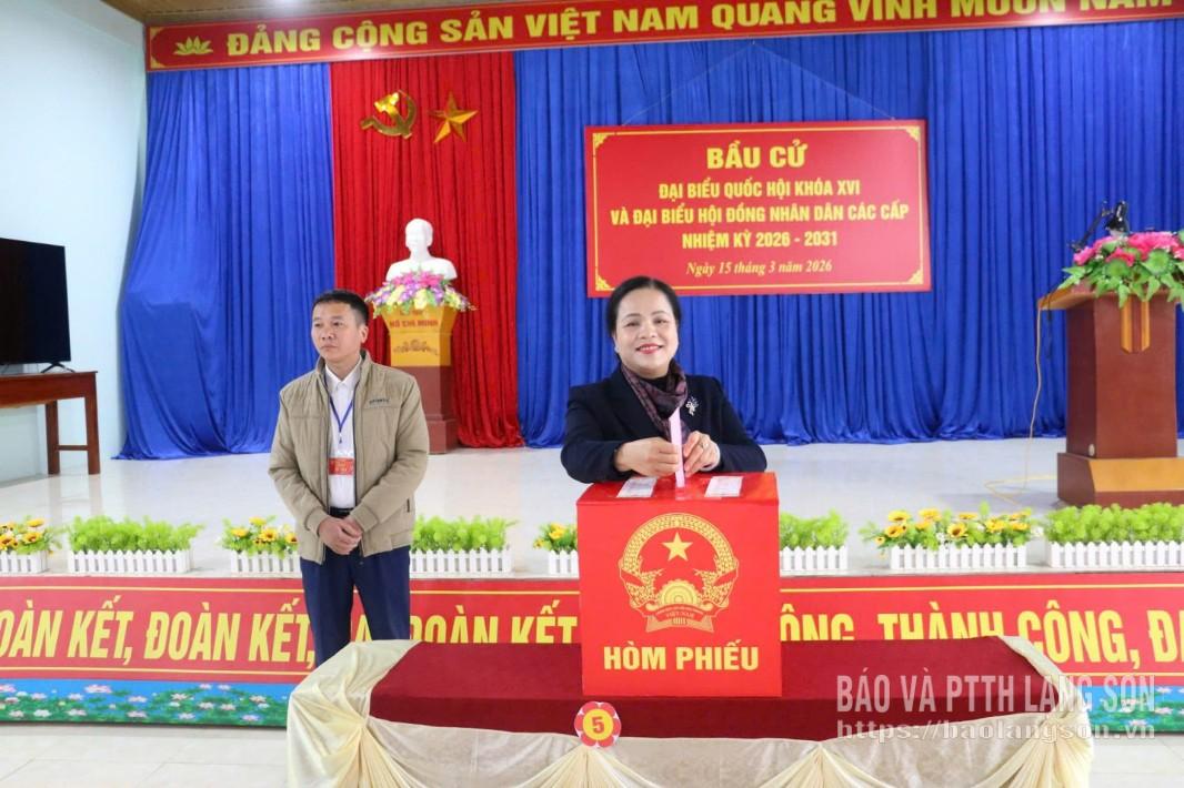 Đồng chí Giáp Thị Bắc, Ủy viên Ban Thường vụ Tỉnh ủy, Trưởng Ban Tổ chức Tỉnh ủy bỏ phiếu bầu cử tại khu vực bỏ phiếu số 15, nhà văn hóa thôn 7, xã Đình Lập