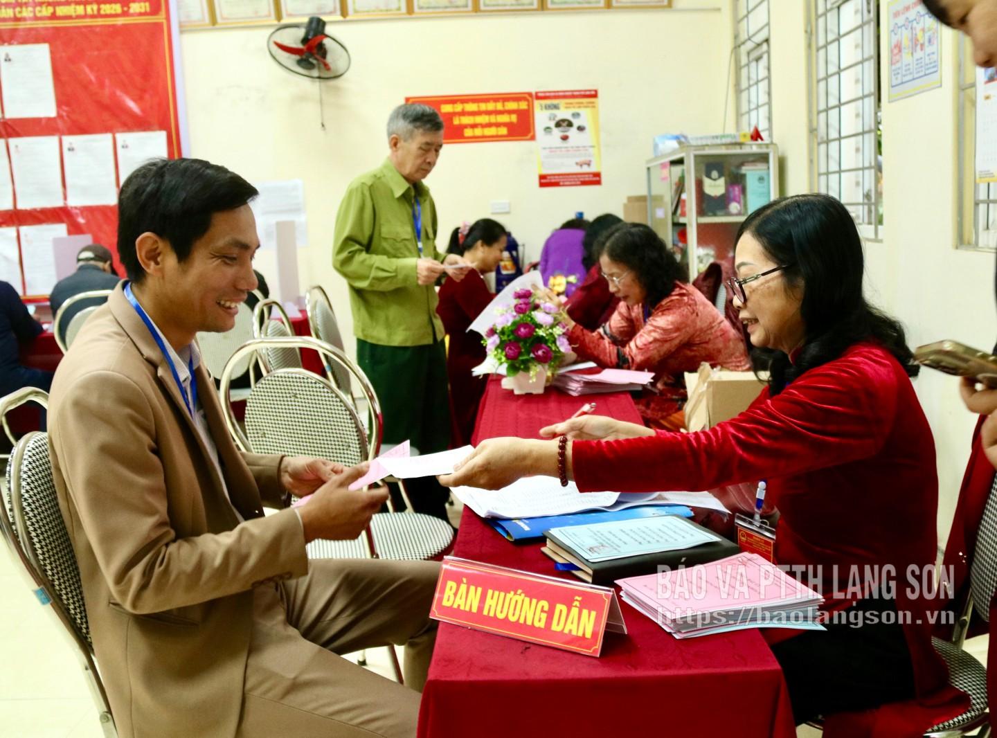 Cử tri Khối 11, phường Đông Kinh được hướng dẫn kiểm tra thẻ cử tri, nhận phiếu tại điểm bầu cử