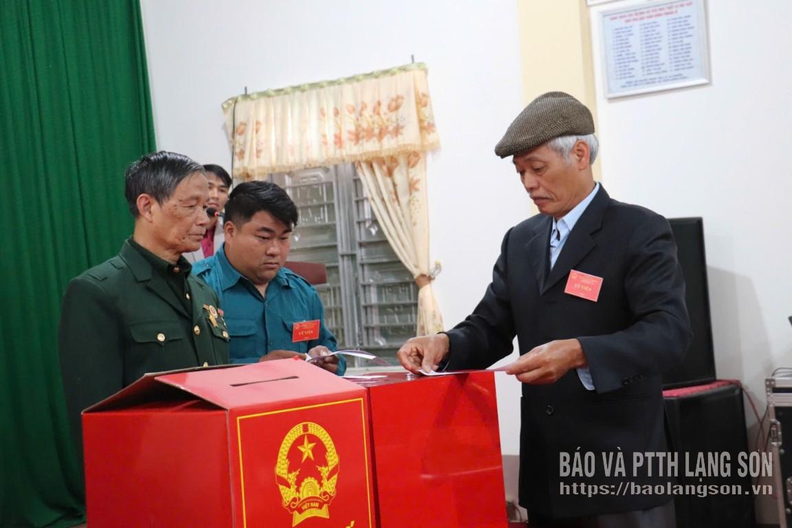 Thành viên tổ bầu cử tại khu vực bỏ phiếu số 11, thôn Hồng Vi, xã Vũ Lễ niêm phong hòm phiếu