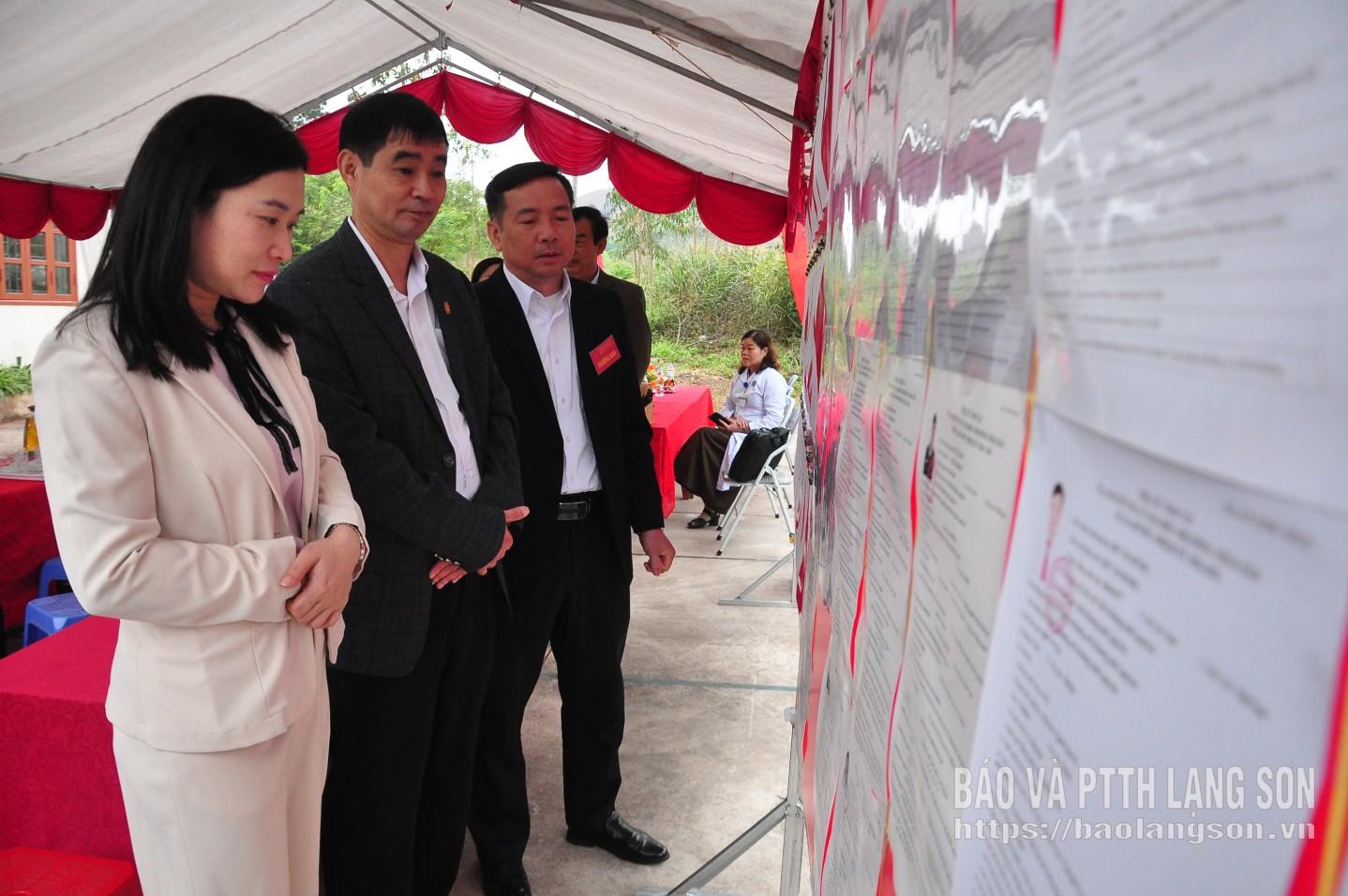 Đồng chí Trần Thanh Nhàn, Phó Chủ tịch UBND tỉnh xem danh sách ứng cử viên đại biểu Quốc hội khóa XVI và đại biểu HĐND các cấp, nhiệm kỳ 2026 - 2031