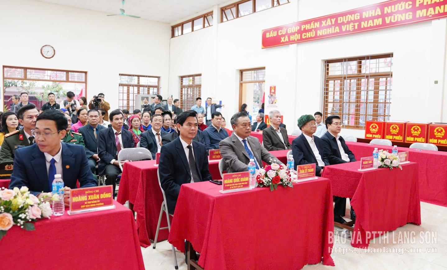 Đồng chí Trần Sỹ Thanh, Ủy viên Bộ Chính trị, Bí thư Trung ương Đảng, Chủ nhiệm Ủy ban Kiểm tra Trung ương và đồng chí Hoàng Quốc Khánh, Ủy viên Trung ương Đảng, Bí thư Tỉnh ủy, Trưởng Ban chỉ đạo Bầu cử tỉnh dự khai mạc bầu cử tại khu vực bỏ phiếu số 6