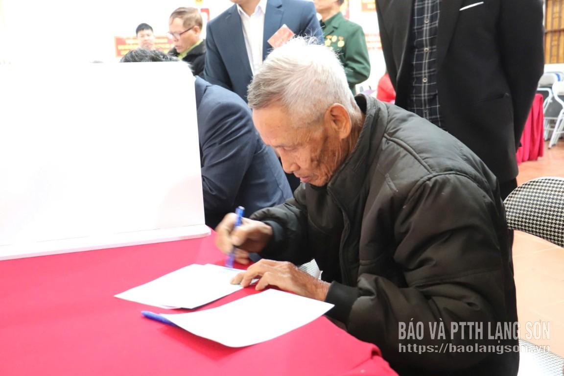 Cử tri cao tuổi thôn Hồng Vi, xã Vũ Lễ thực hiện quyền bầu cử, lựa chọn đại biểu trên lá phiếu