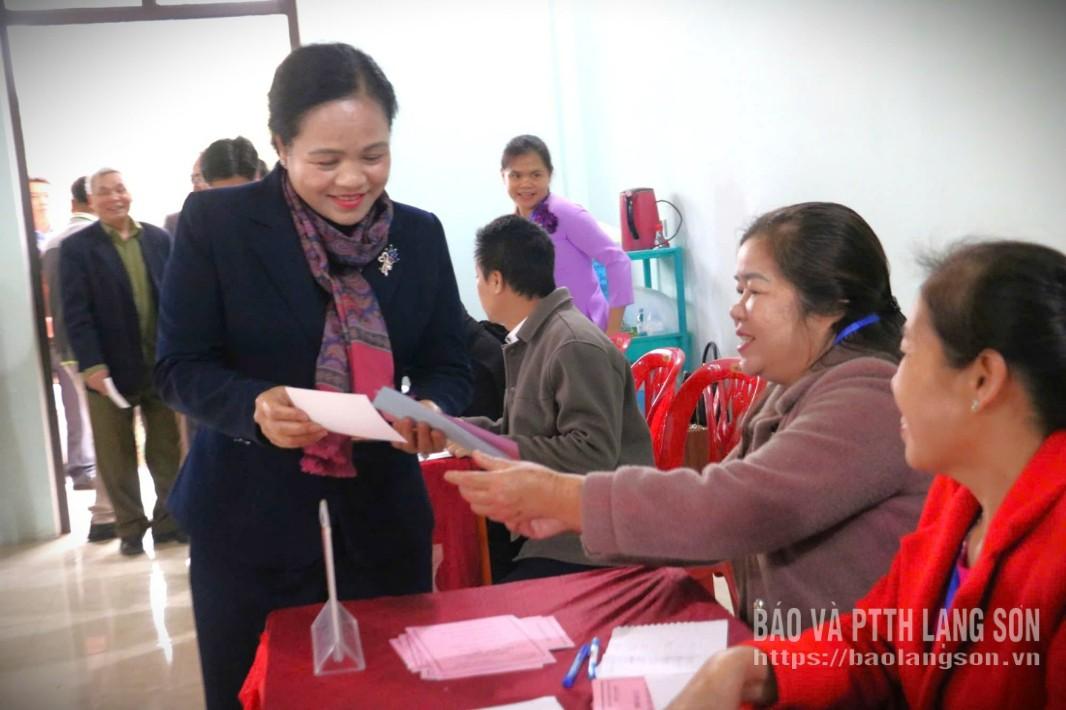 Đồng chí Giáp Thị Bắc, Ủy viên Ban Thường vụ Tỉnh ủy, Trưởng Ban Tổ chức Tỉnh ủy nhận phiếu bầu cử tại khu vực bỏ phiếu số 15, nhà văn hóa thôn 7, xã Đình Lập