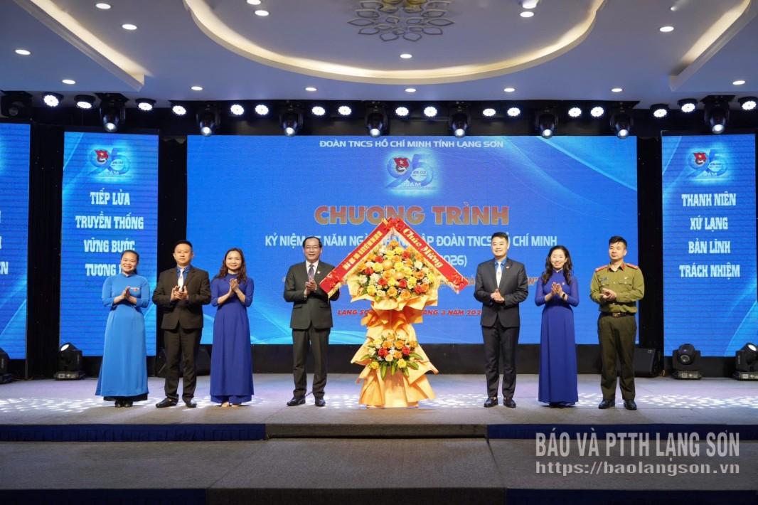 Đồng chí Dương Xuân Huyên, Ủy viên Ban Thường vụ Tỉnh ủy, Phó Chủ tịch Thường trực HĐND tỉnh tặng hoa chúc mừng Tỉnh đoàn