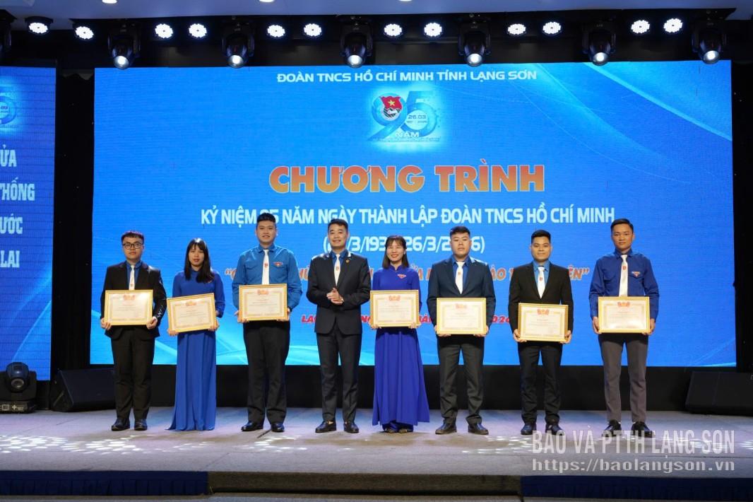 Lãnh đạo Tỉnh đoàn trao bằng khen cho các tập thể tiêu biểu trong đợt phát động thi đua, tổ chức các hoạt động kỷ niệm 95 năm Ngày thành lập Đoàn TNCS Hồ Chí Minh (26/3/1931 - 26/3/2026)