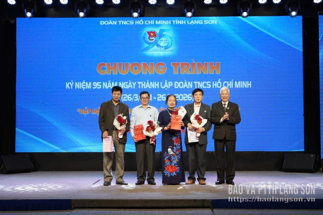 Ban tổ chức tặng quà tri ân các đồng chí nguyên cán bộ Đoàn 