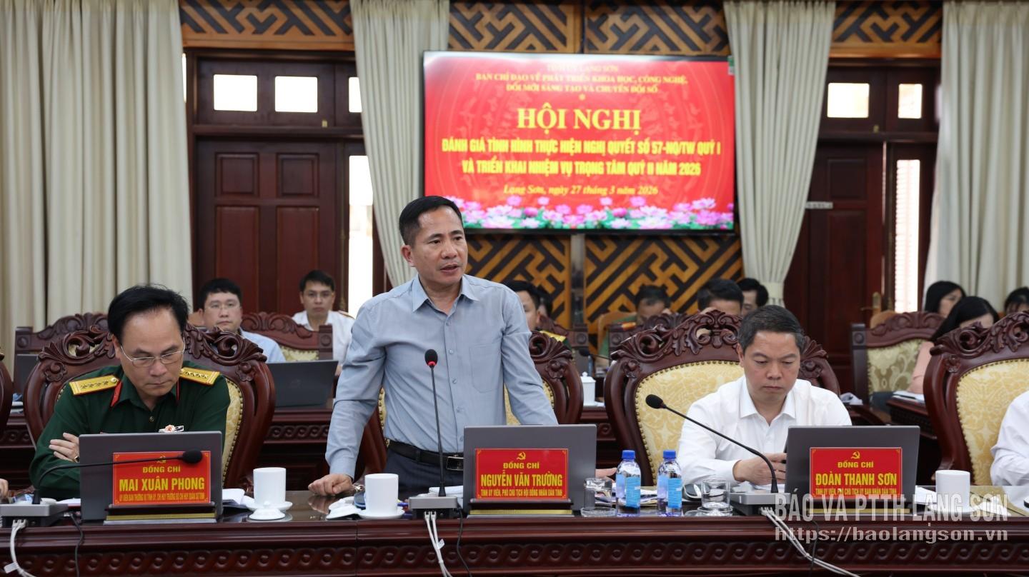 Lãnh đạo HĐND tỉnh phát biểu tại hội nghị