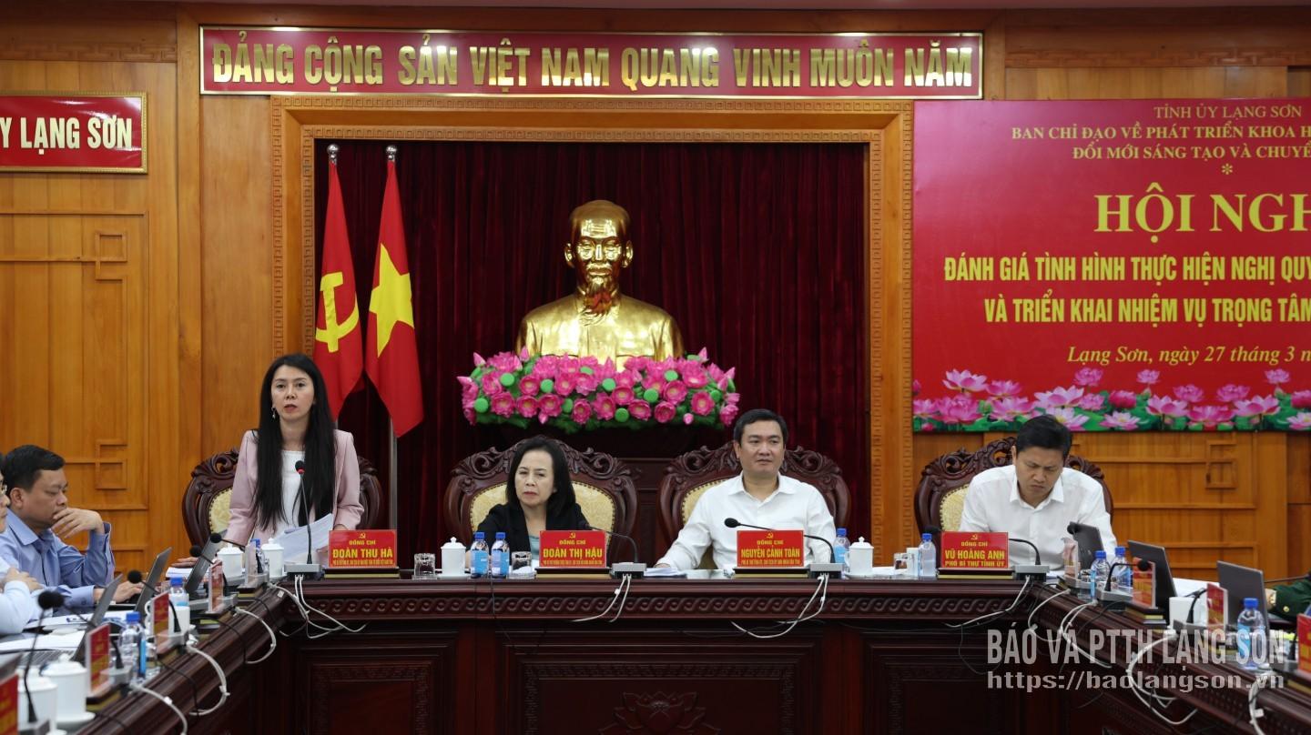 Đồng chí Đoàn Thu Hà, Phó Bí thư Tỉnh uỷ, Chủ tịch Uỷ ban MTTQ tỉnh phát biểu tại hội nghị