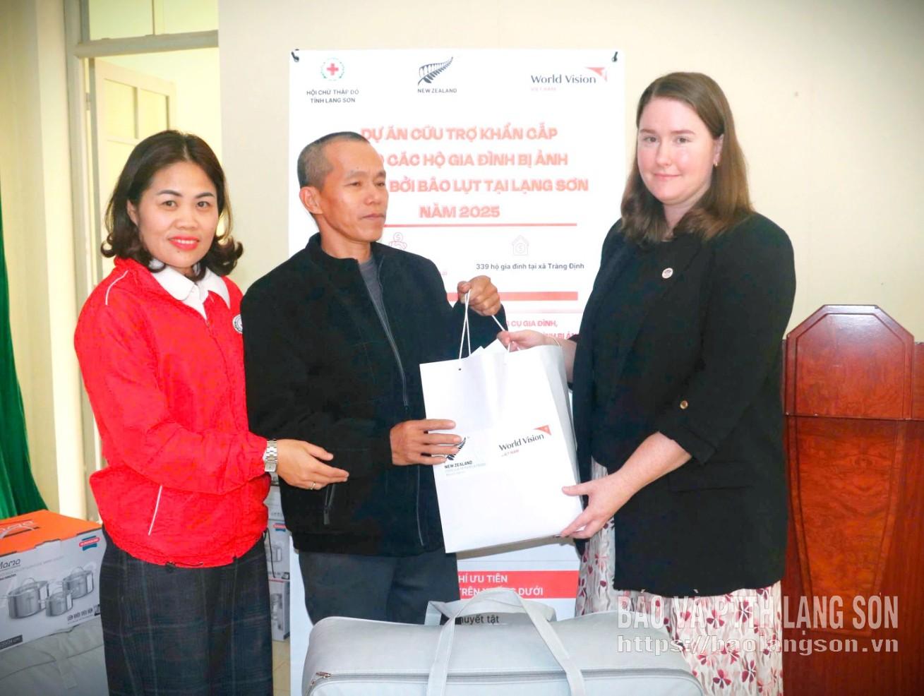 Đại diện Hội Chữ thập đỏ tỉnh và Đại sứ quán New Zealand tại Việt Nam trao quà cho các hộ bị ảnh hưởng bởi mưa lũ  tại xã Tràng Định