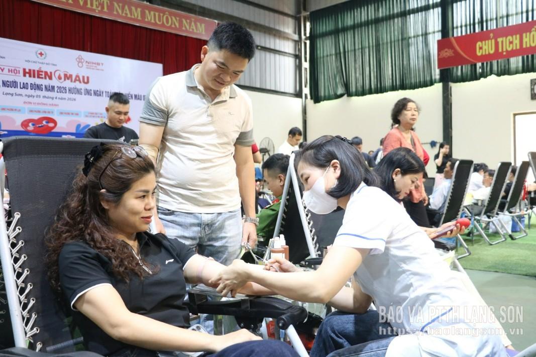 Tình nguyện viên tham gia hiến máu tại ngày hội