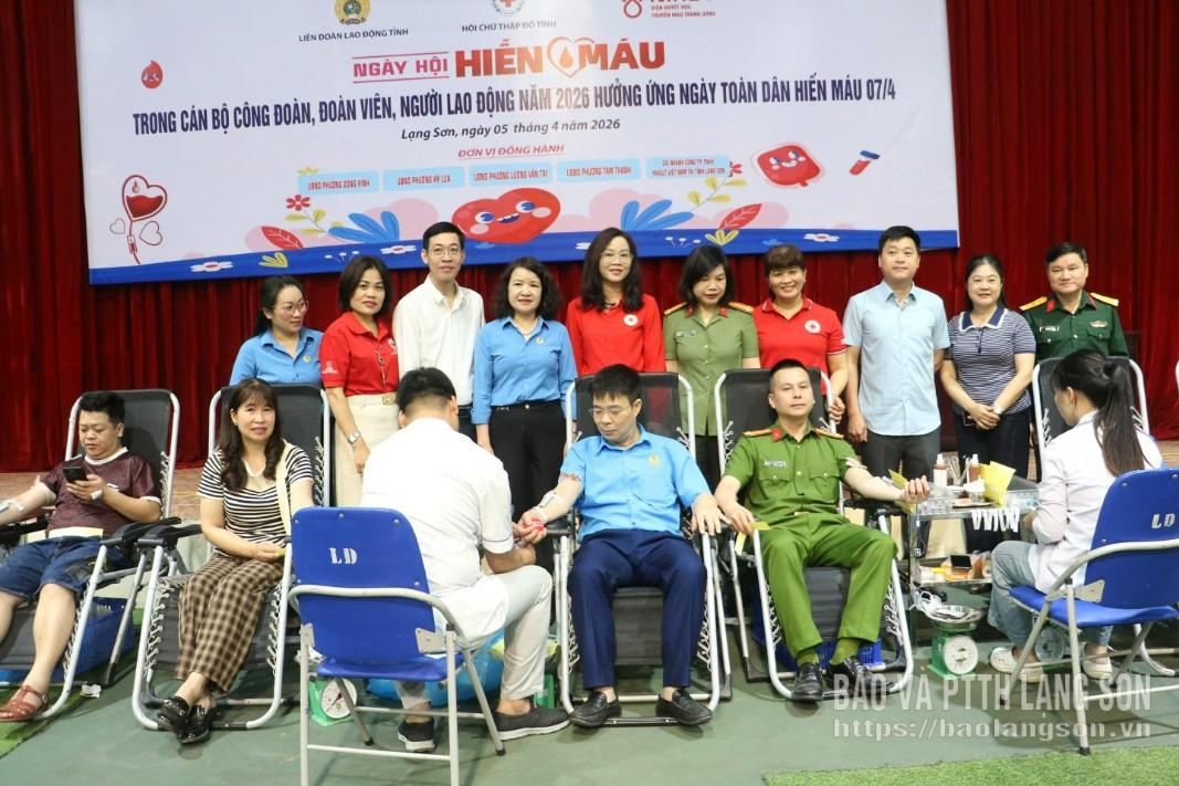 Lãnh đạo Hội Chữ thập đỏ tỉnh và Liên đoàn Lao động tỉnh cùng các đại biểu động viên tình nguyện viên tham gia hiến máu tại ngày hội
