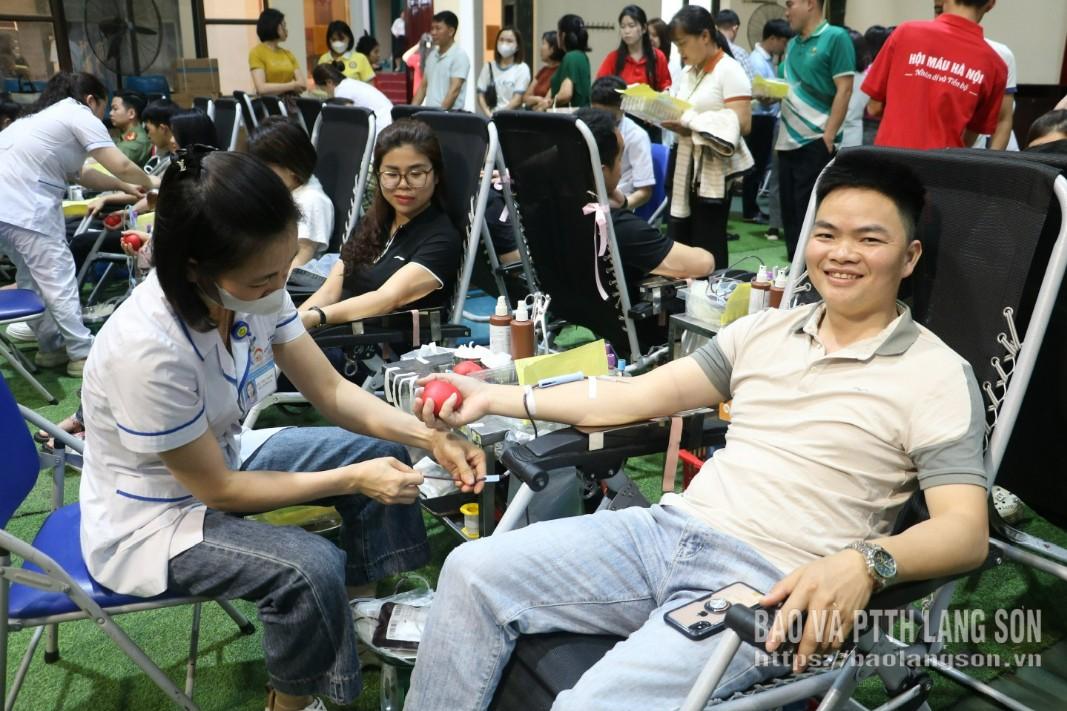 Tình nguyện viên tham gia hiến máu tại ngày hội