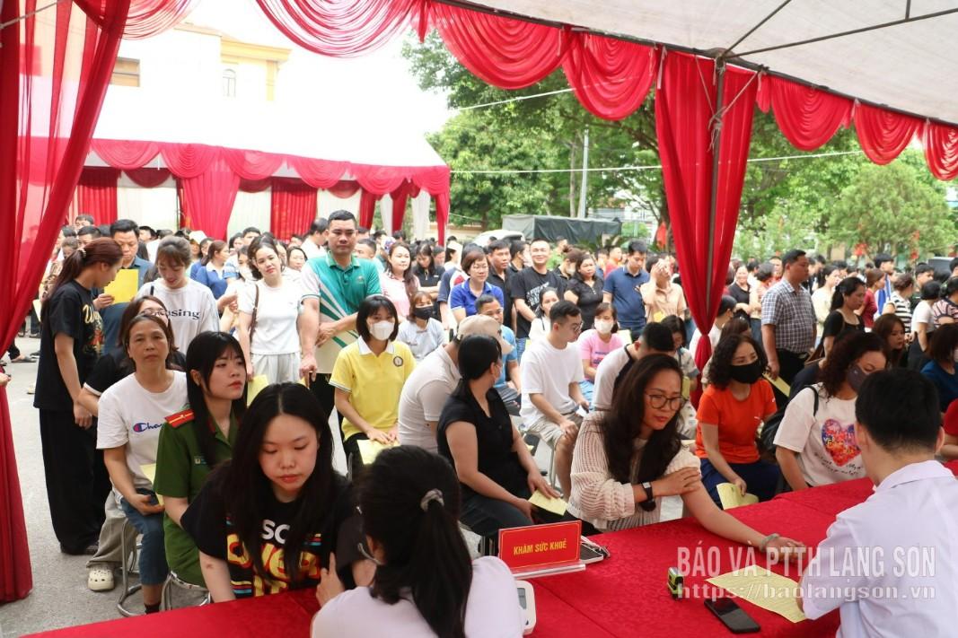 Các tình nguyện viên khám sàng lọc tại ngày hội