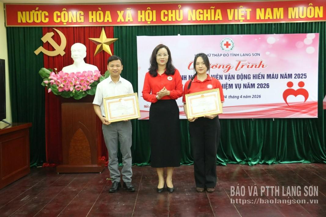 Lãnh đạo Hội Chữ thập đỏ tỉnh trao giấy khen cho các tập thể có thành tích xuất sắc trong phong trào HMTN năm 2025