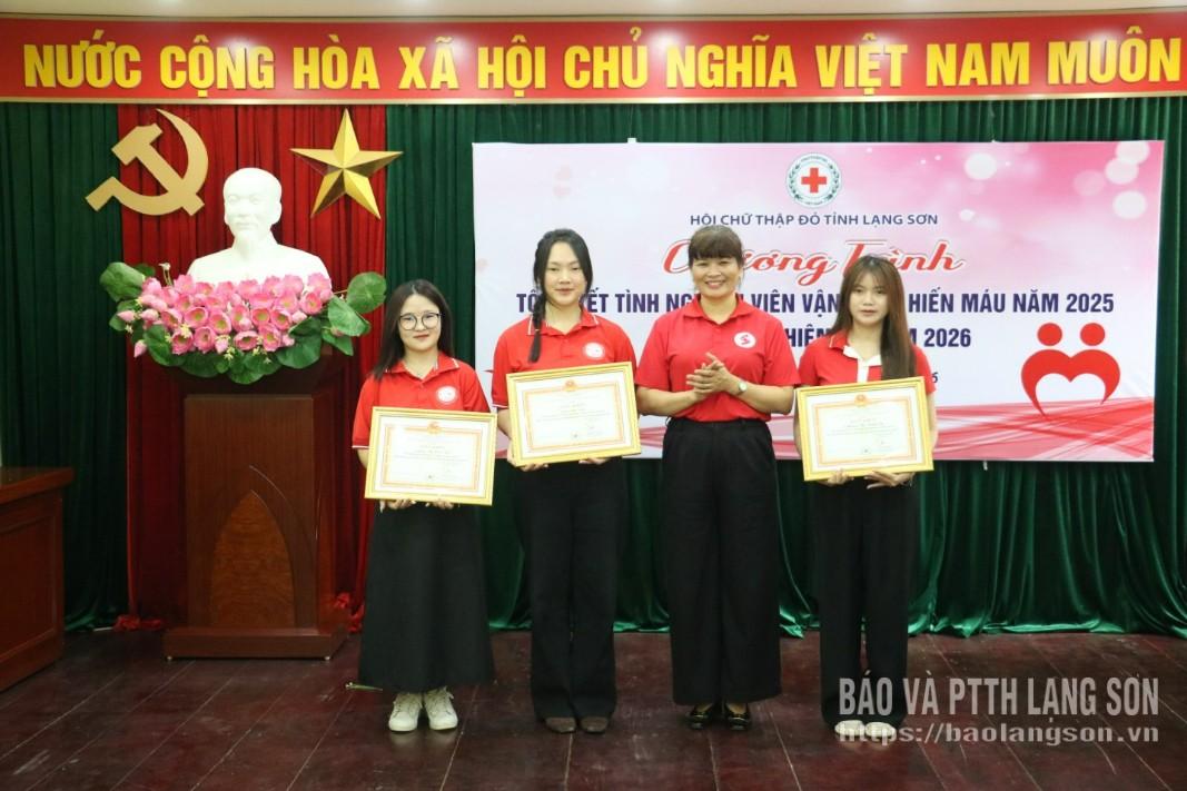 Lãnh đạo Hội Chữ thập đỏ tỉnh trao giấy khen cho các cá nhân có thành tích xuất sắc trong phong trào HMTN năm 2025