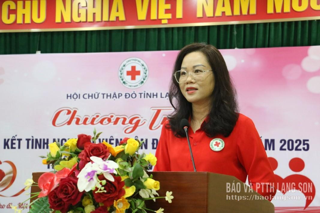 Lãnh đạo Hội Chữ thập đỏ tỉnh phát biểu tại chương trình