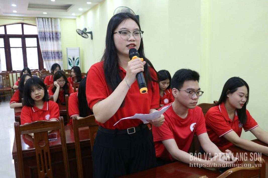 Tình nguyện viên phát biểu tại chương trình