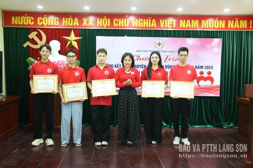 Lãnh đạo Hội Chữ thập đỏ tỉnh trao giấy khen cho các cá nhân có thành tích xuất sắc trong phong trào HMTN năm 2025