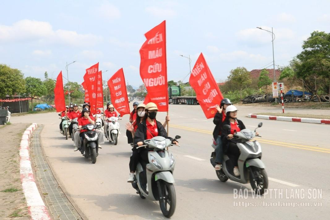 Các tình nguyện viên tham gia diễu hành tuyên truyền về hiến máu tình nguyện nhằm hưởng ứng Ngày Toàn dân hiến máu tình nguyện 7/4