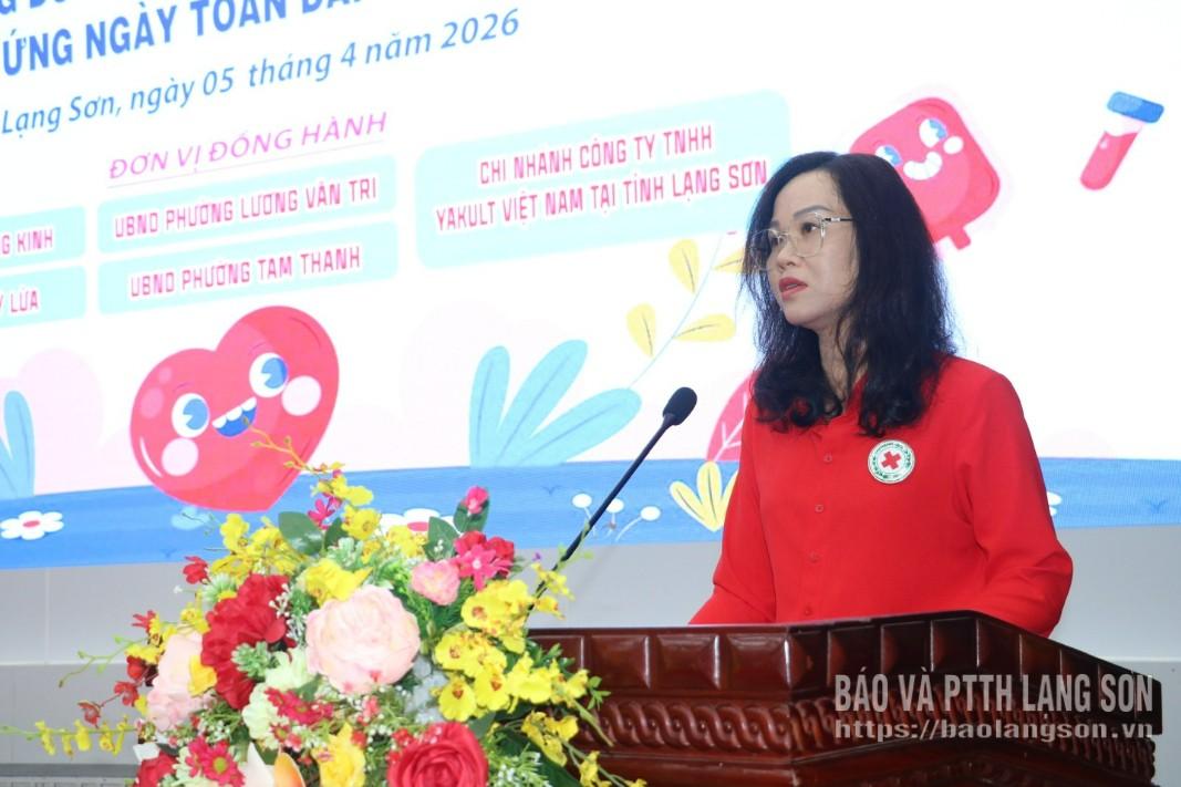 Chủ tịch Hội Chữ thập đỏ tỉnh phát biểu tại ngày hội