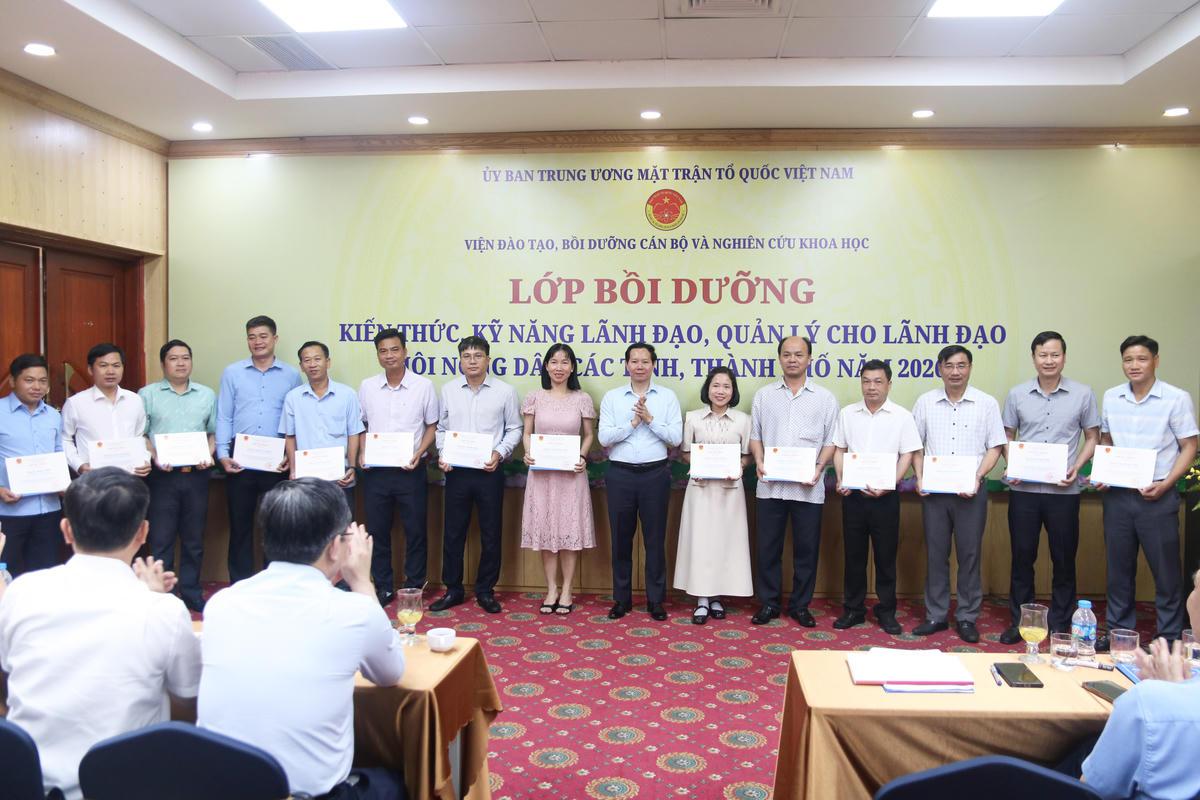 TS Nguyễn Khắc Toàn – Viện trưởng Viện Đào tạo, bồi dưỡng cán bộ và nghiên cứu khoa học trao Giấy chứng nhận cho các học viên.