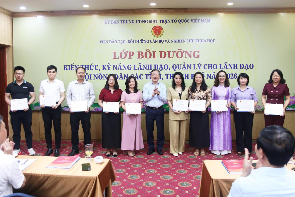 Phó Chủ tịch UBTƯ MTTQ Việt Nam, Chủ tịch Trung ương Hội Nông dân Việt Nam Lương Quốc Đoàn trao Giấy chứng nhận cho các học viên.