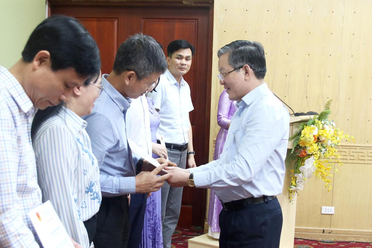 Ông Lương Quốc Đoàn - Phó Chủ tịch UBTƯ MTTQ Việt Nam, Chủ tịch Trung ương Hội Nông dân Việt Nam trao Giấy chứng nhận cho các học viên.