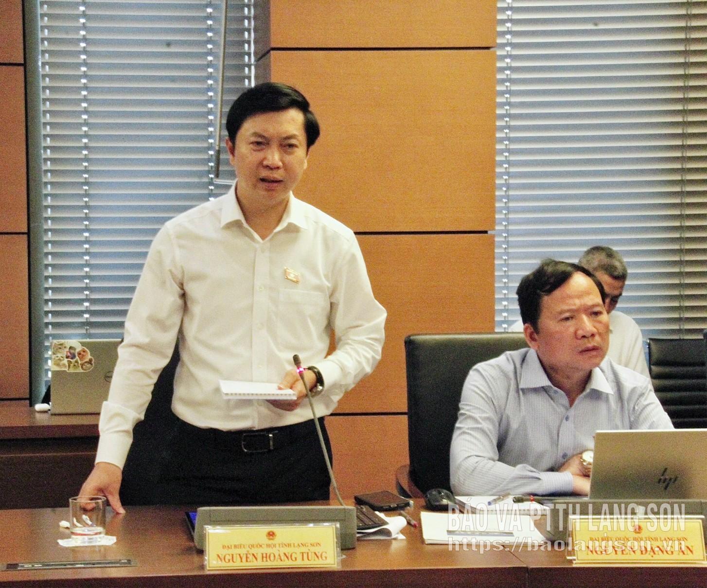 Đại biểu Nguyễn Hoàng Tùng, Ủy viên Ban Thường vụ Tỉnh ủy, Phó Chủ tịch Thường trực Ủy ban MTTQ Việt Nam tỉnh, Đoàn ĐBQH tỉnh phát biểu tại phiên thảo luận tổ