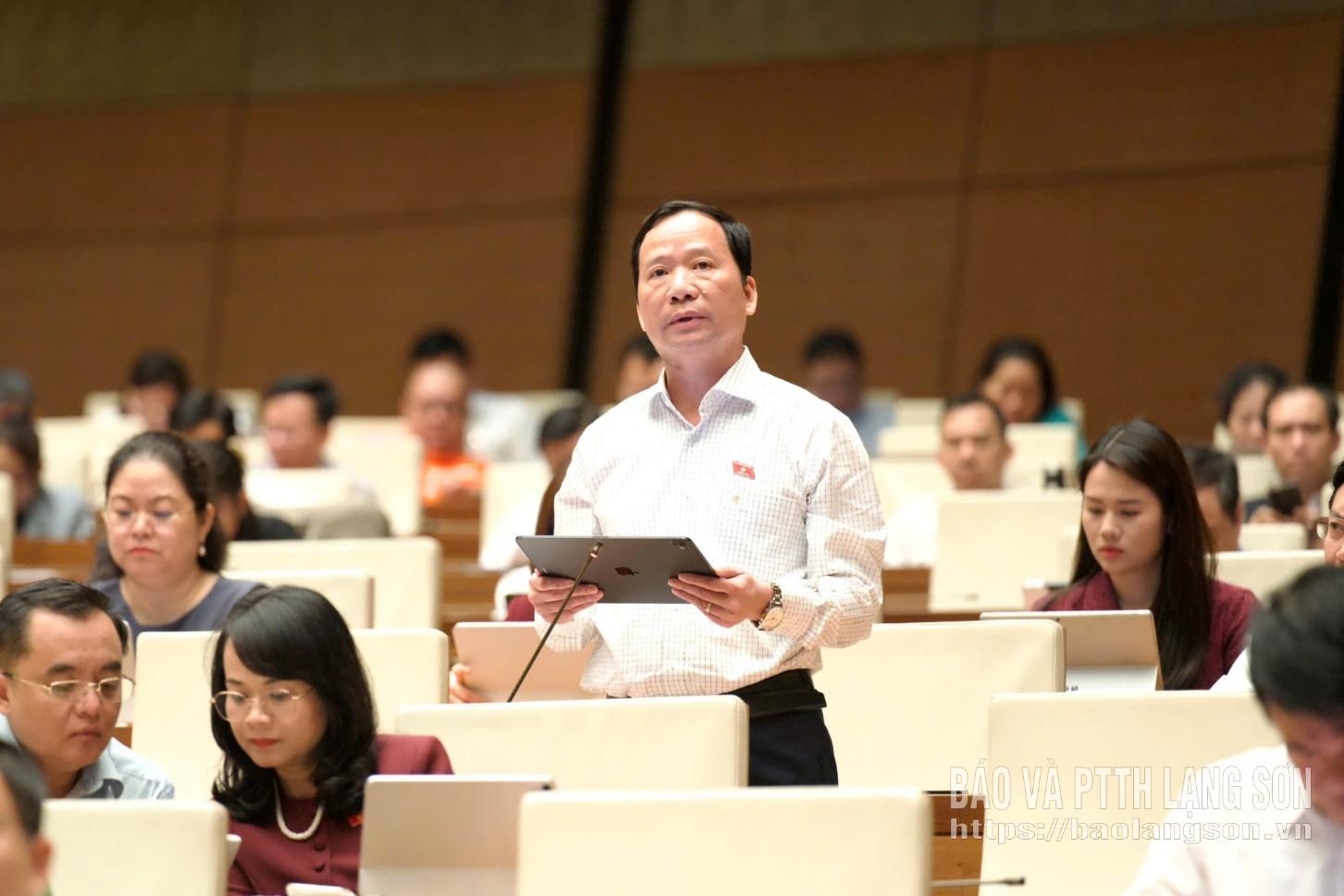 Đại biểu Nguyễn Đặng Ân, Tỉnh ủy viên, Phó Trưởng Đoàn ĐBQH tỉnh phát biểu góp ý dự án Luật Tiếp cận thông tin (sửa đổi) 