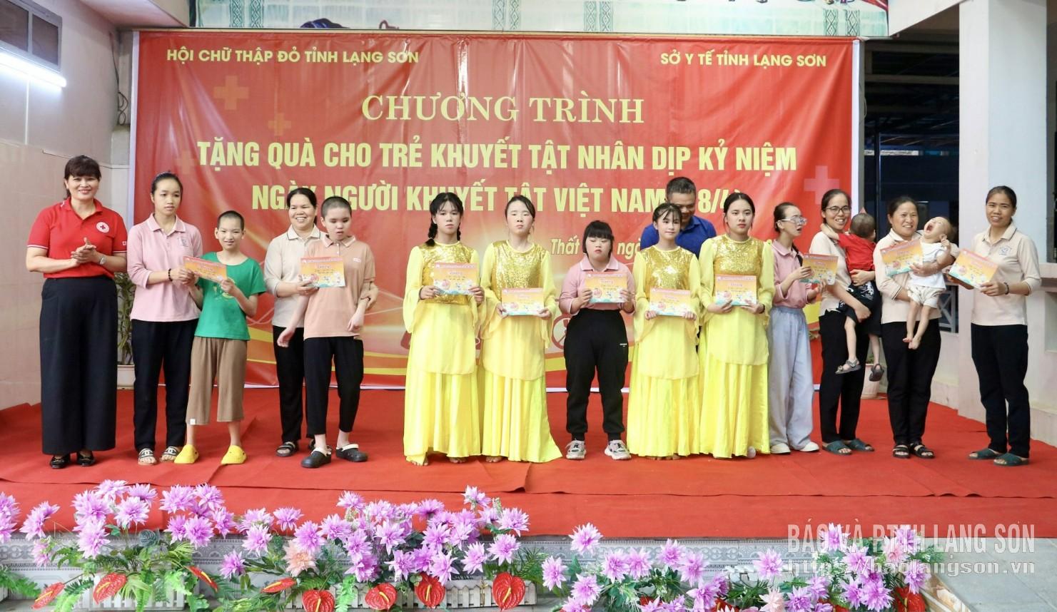 Lãnh đạo Hội Chữ thập đỏ tỉnh trao tặng quà cho trẻ khuyết tật
