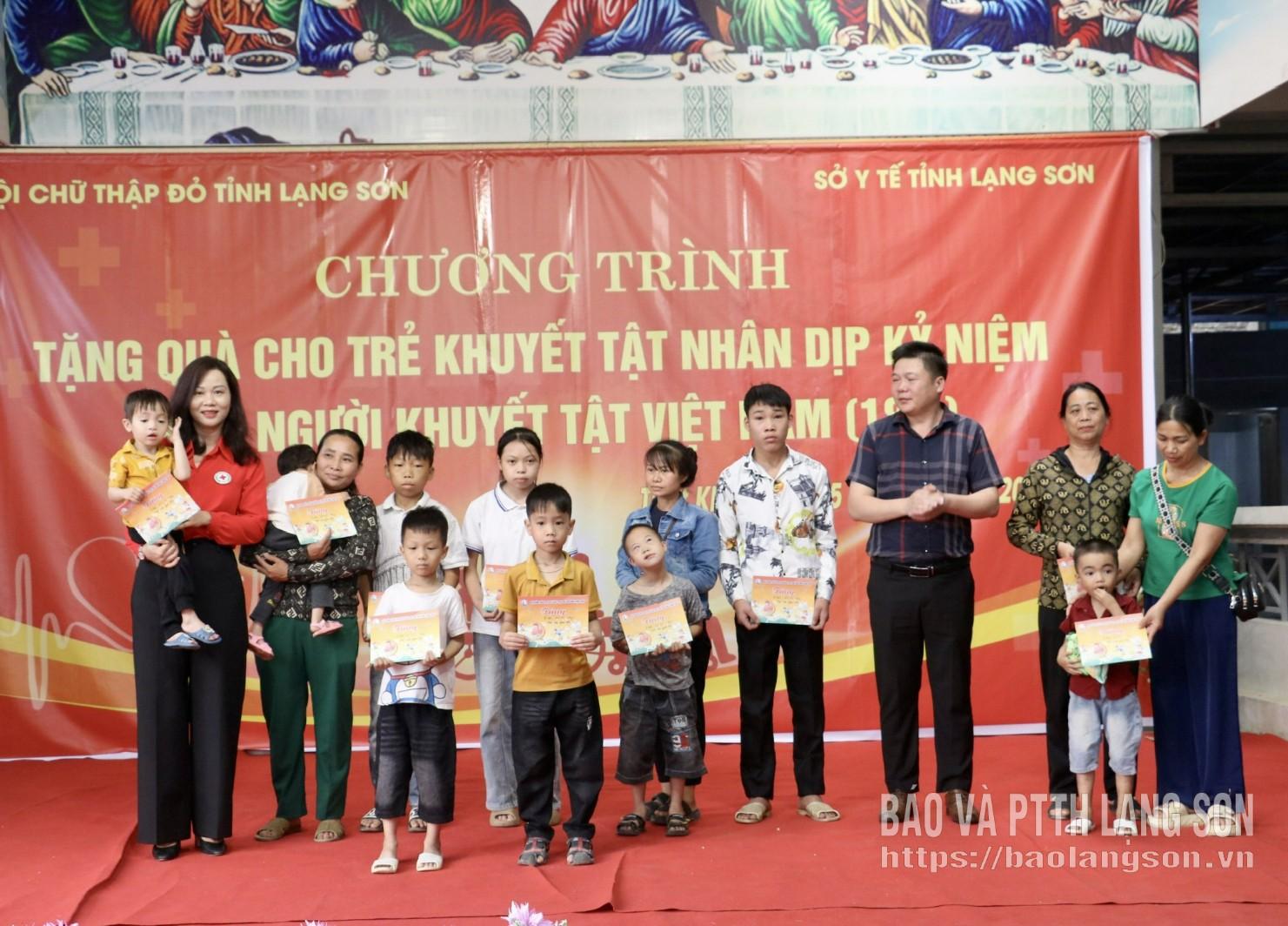 Lãnh đạo Hội Chữ thập đỏ tỉnh và UBND xã Thất Khê trao tặng quà cho trẻ khuyết tật