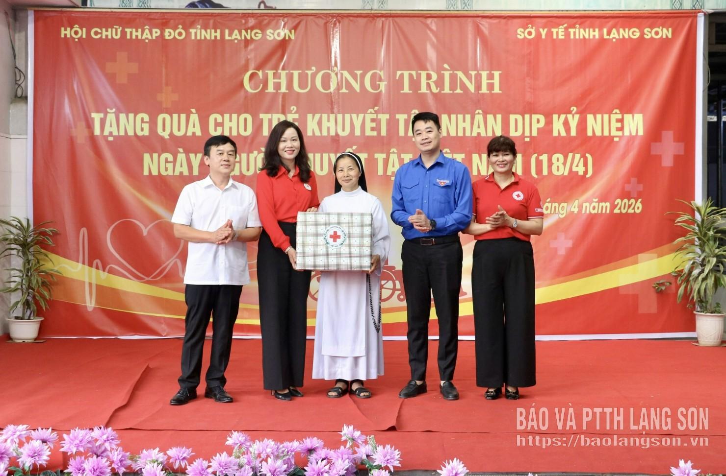 Lãnh đạo Hội Chữ thập đỏ tỉnh trao quà cho đại diện Mái ấm tình thương Vinh Sơn