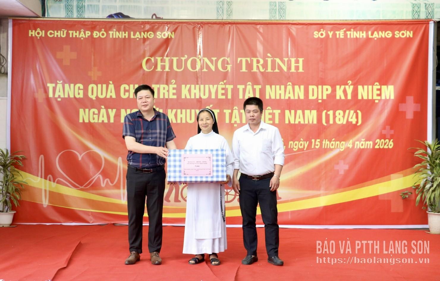 Lãnh đạo UBND xã Thất Khê trao quà cho đại diện Mái ấm tình thương Vinh Sơn