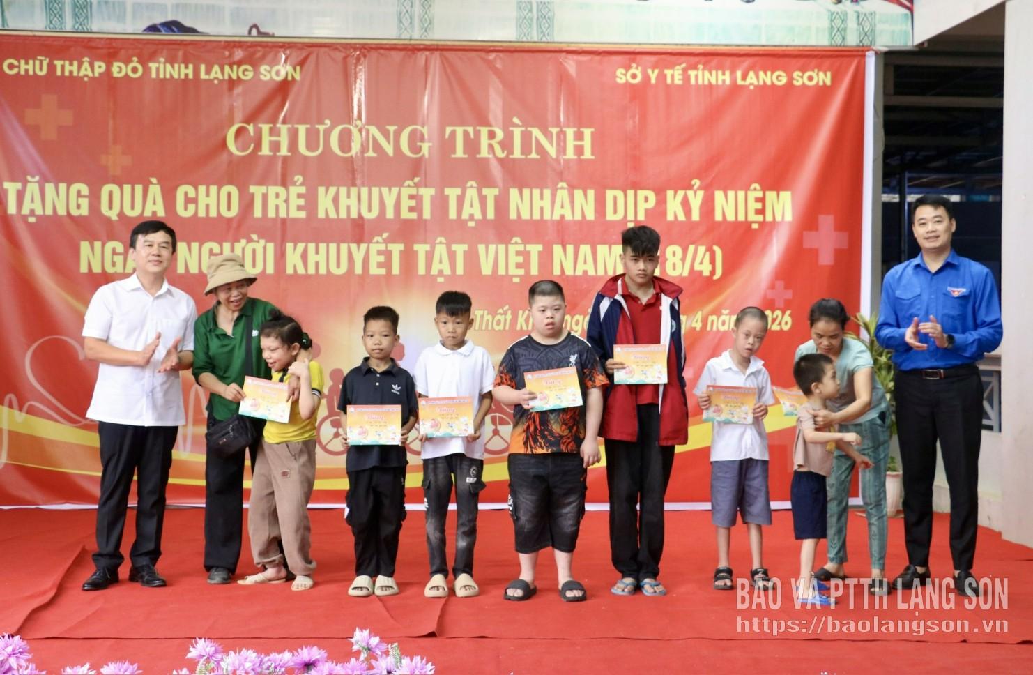 Lãnh đạo Sở Y tế và Ủy ban MTTQ Việt Nam tỉnh trao tặng quà cho trẻ khuyết tật