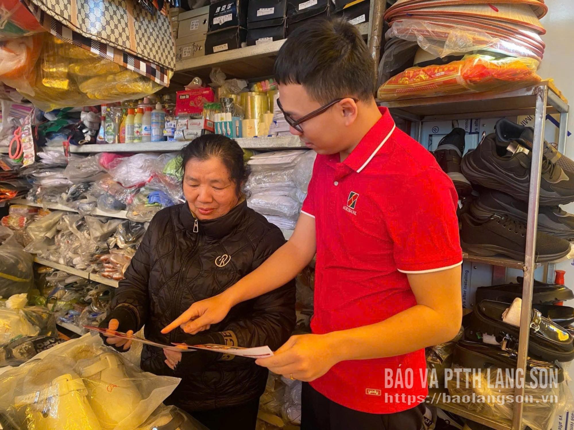 Đoàn viên thanh niên Agribank Lạng Sơn tư vấn cho khách hàng mở tài khoản thanh toán điện tử