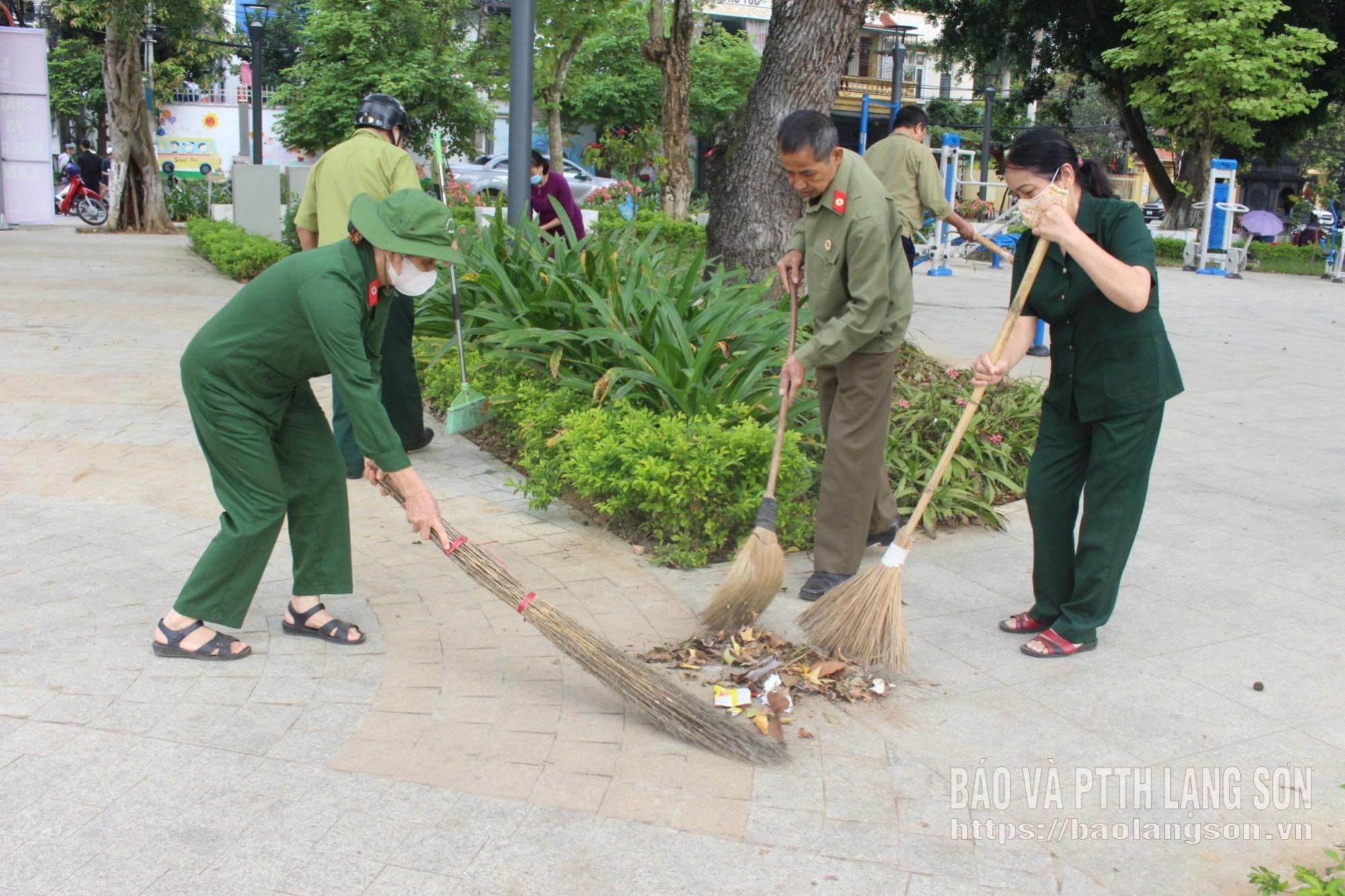 Cựu chiến binh phường Tam Thanh tham gia tổng vệ sinh môi trường
