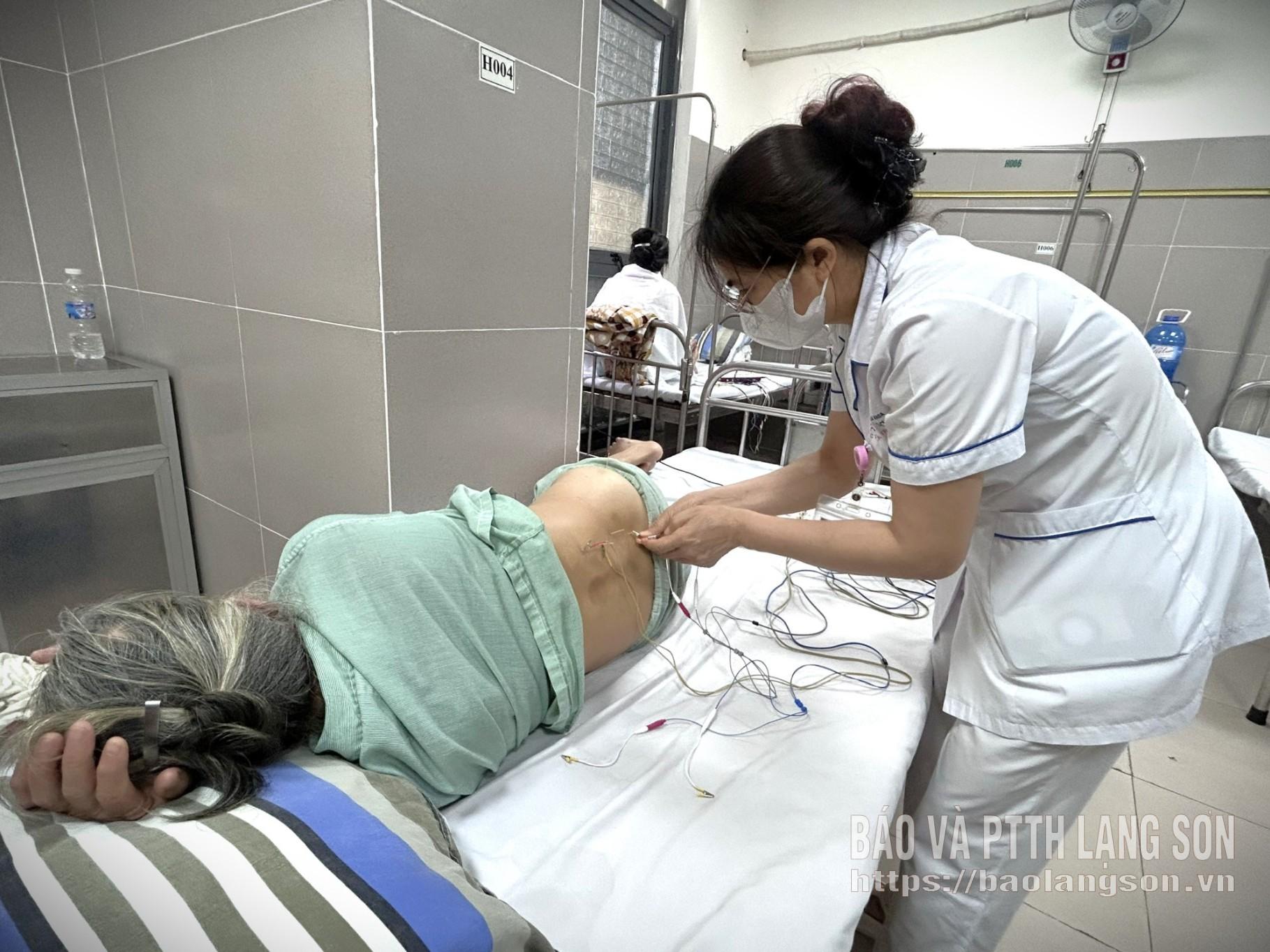 Người cao tuổi được điều trị bằng phương pháp điện châm tại Bệnh viện Đa khoa tỉnh