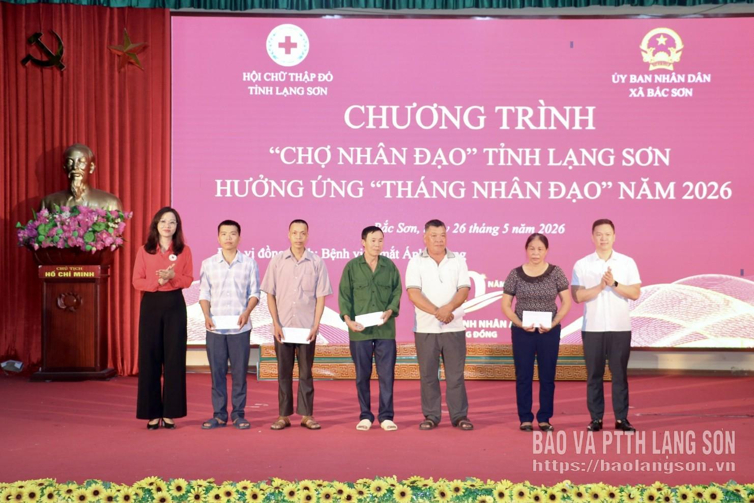 Lãnh đạo Hội Chữ thập đỏ tỉnh và UBND xã Bắc Sơn trao quà cho các hộ có hoàn cảnh đặc biệt khó khăn trên địa bàn xã