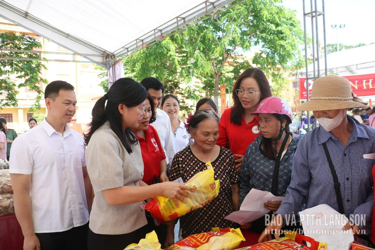 Lãnh đạo Hội Chữ thập đỏ tỉnh và Đảng ủy, UBND xã Bắc Sơn trao quà cho các hộ có hoàn cảnh khó khăn tại chương trình