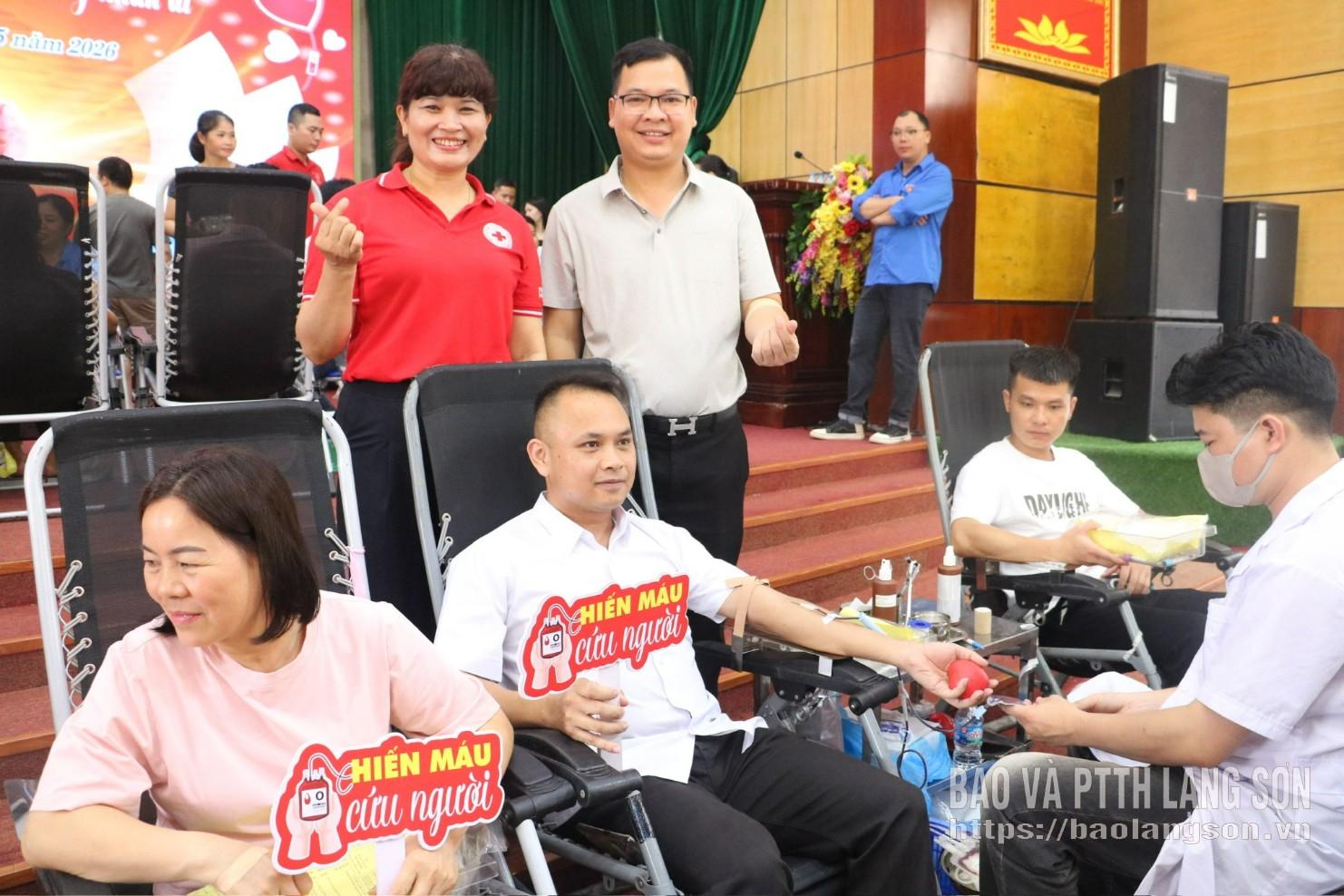 Lãnh đạo Hội Chữ thập đỏ tỉnh và đại biểu động viên tình nguyện viên hiến máu tại ngày hội
