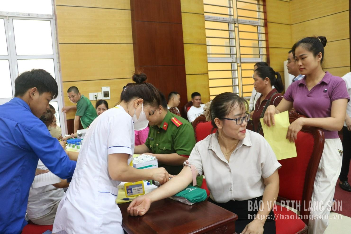 Tình nguyện viên khám sàng lọc tại ngày hội