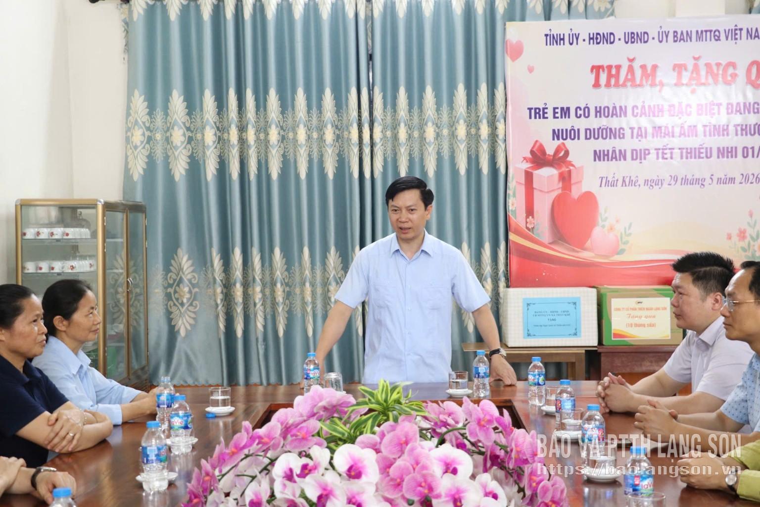Đồng chí Nguyễn Hoàng Tùng, Ủy viên Ban Thường vụ Tỉnh ủy, Phó Chủ tịch Thường trực Ủy ban MTTQ Việt Nam tỉnh, Ủy viên Hội đồng Bảo trợ trẻ em tỉnh phát biểu tại buổi thăm, tặng quà