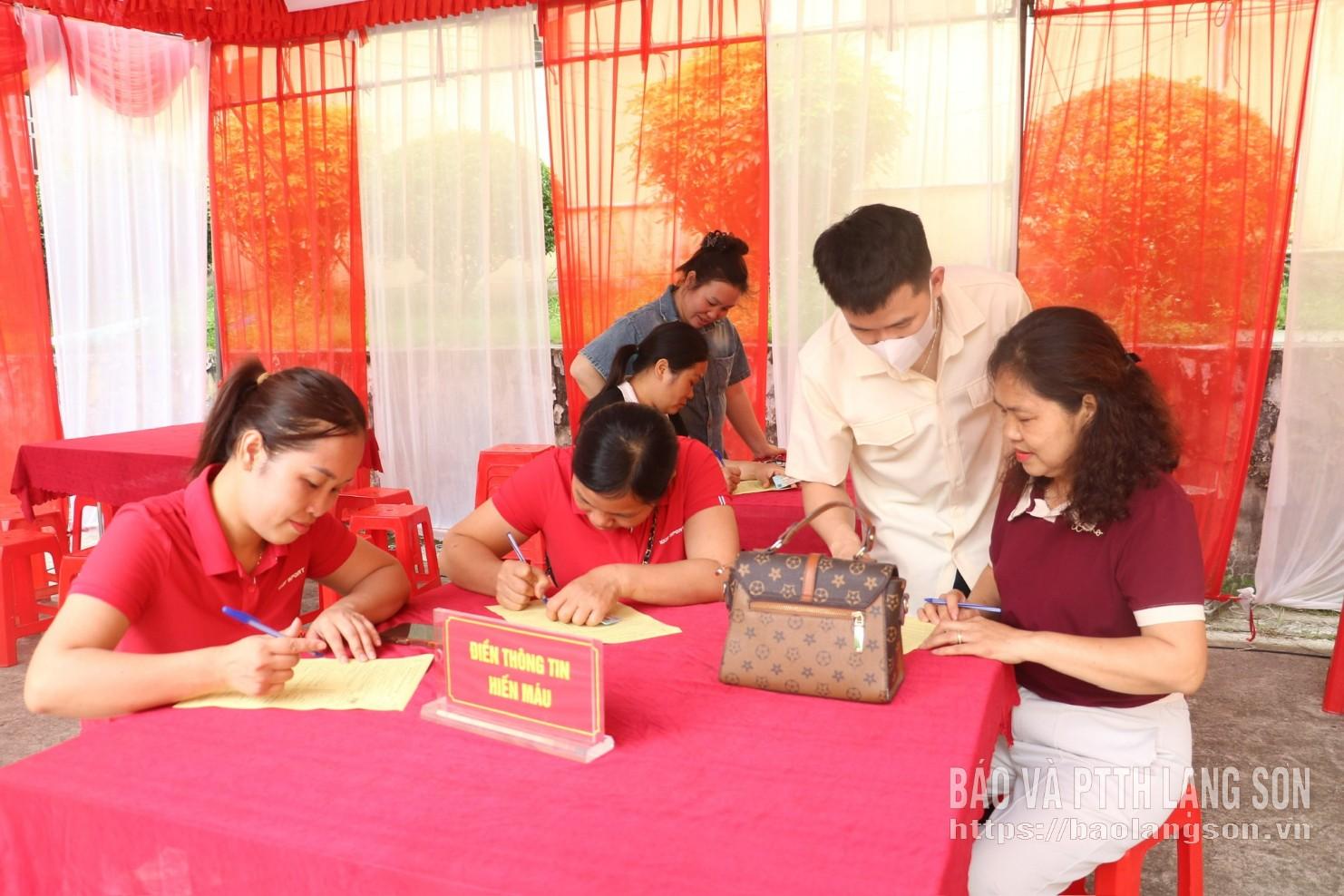 Tình nguyện viên đăng ký hiến máu tại ngày hội