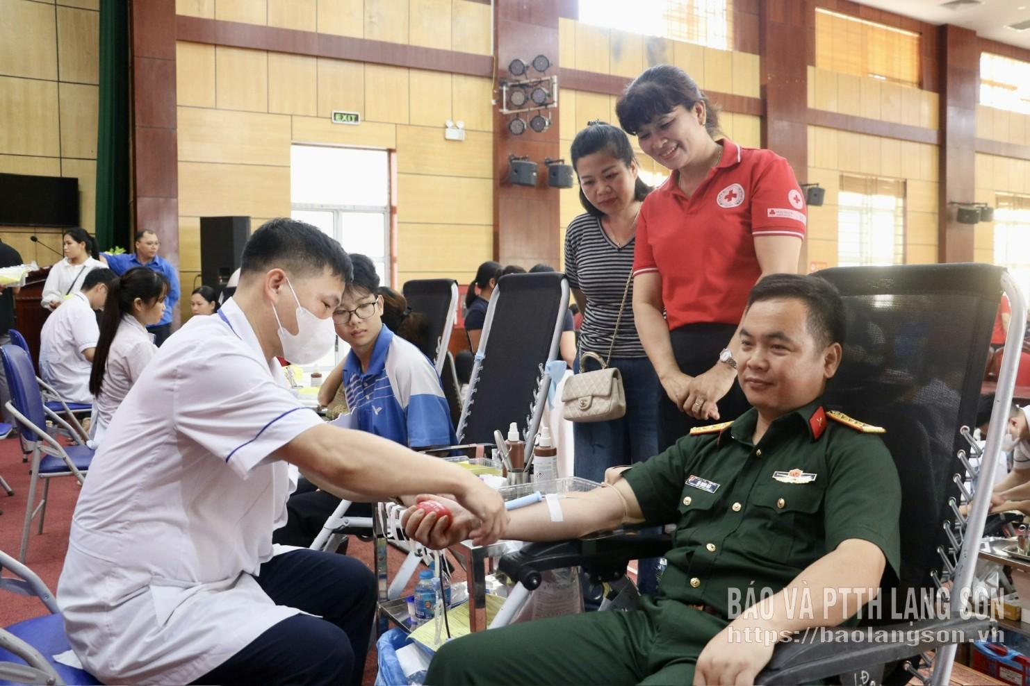 Lãnh đạo Hội Chữ thập đỏ tỉnh và đại biểu động viên tình nguyện viên hiến máu tại ngày hội