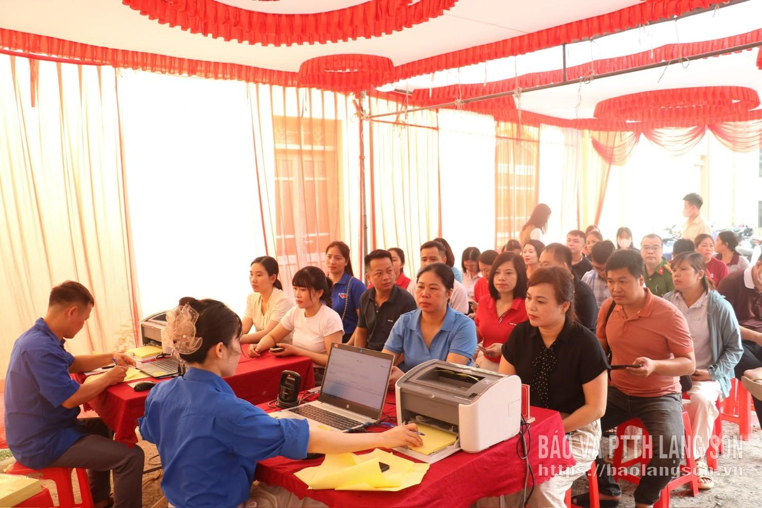 Tình nguyện viên đăng ký hiến máu tại ngày hội