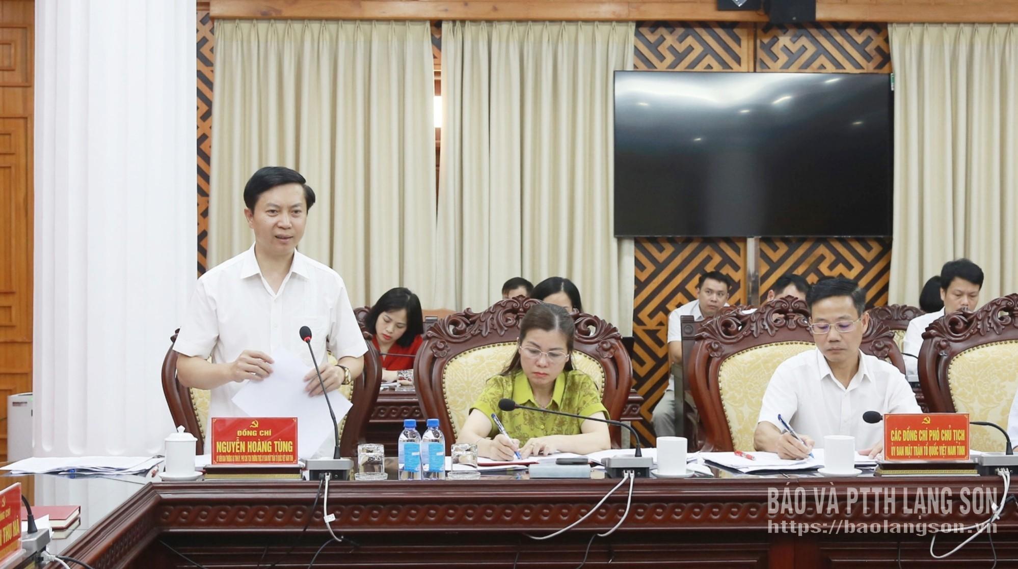 Đồng chí Nguyễn Hoàng Tùng, Ủy viên Ban Thường vụ Tỉnh ủy, Phó Chủ tịch Thường trực Ủy ban MTTQ Việt Nam tỉnh báo cáo tóm tắt kết quả công tác mặt trận 6 tháng đầu năm; phương hướng, nhiệm vụ trọng tâm 6 tháng cuối năm 2026